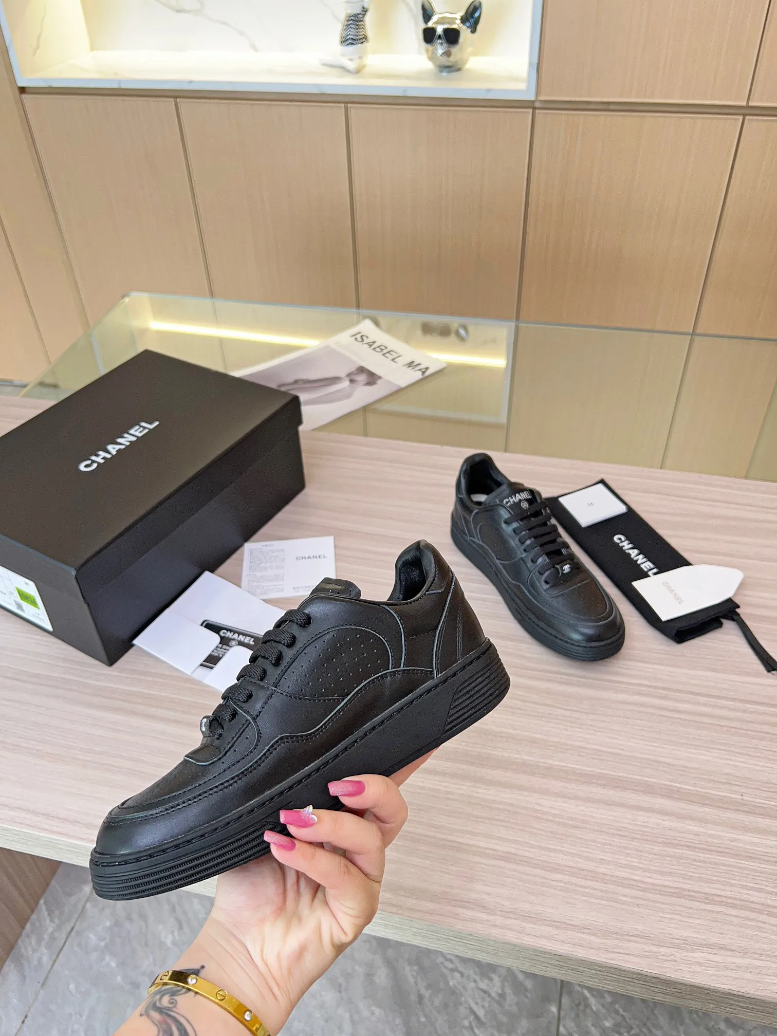 👟👟Ex-factory price 520👟👟 Chanel Grandma's latest model, full leather, panda color, white shoes, casual sports shoes, skateboard shoes, original purchase and development, production, Xiaoxiang C Home, another super hot model in the counter, loved by Internet celebrity bloggers and ladies, various praises on social platforms, super popular, high quality, breathable, super spring and summer, seeing this issue always arouses girls' inner desire for fashion. The latest suede material, classic black and white color scheme, fashionable on the feet, easy to care for. Fabric: Original custom imported cowhide material. Lining: Customized soft sheepskin lining. Sole: Original molded TPU non-slip outsole. Bottom thickness: 2.5CM. Size: Women's 35-40.
